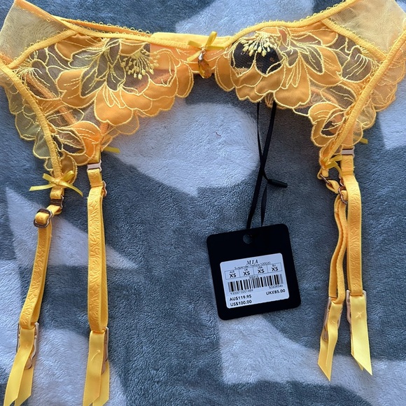 MIA
GARTER BELT - Picture 9 of 11